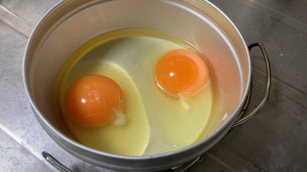 卵２個を割り入れる