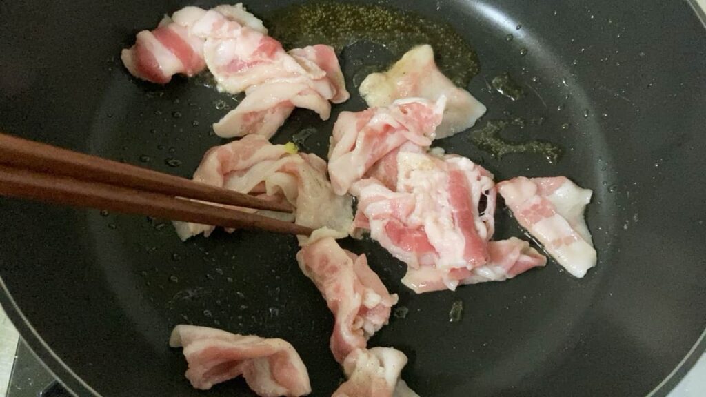 豚バラ肉を炒める１