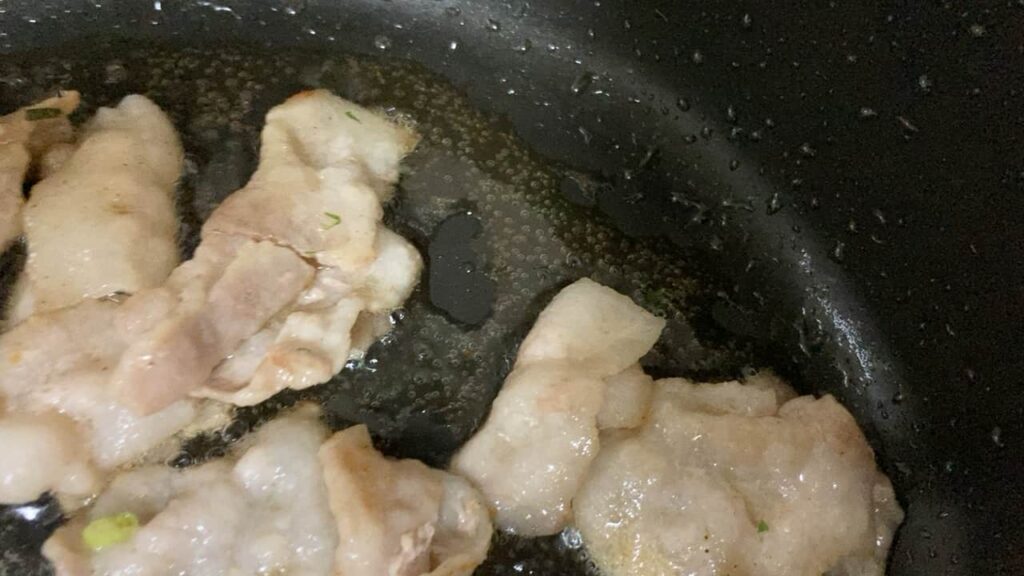 豚バラ肉を炒める１