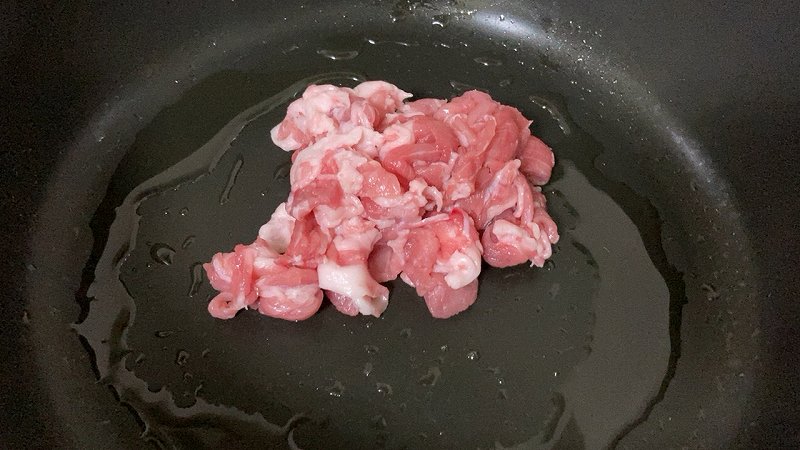 豚肉を炒めます