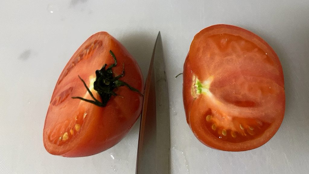 トマトを半分に