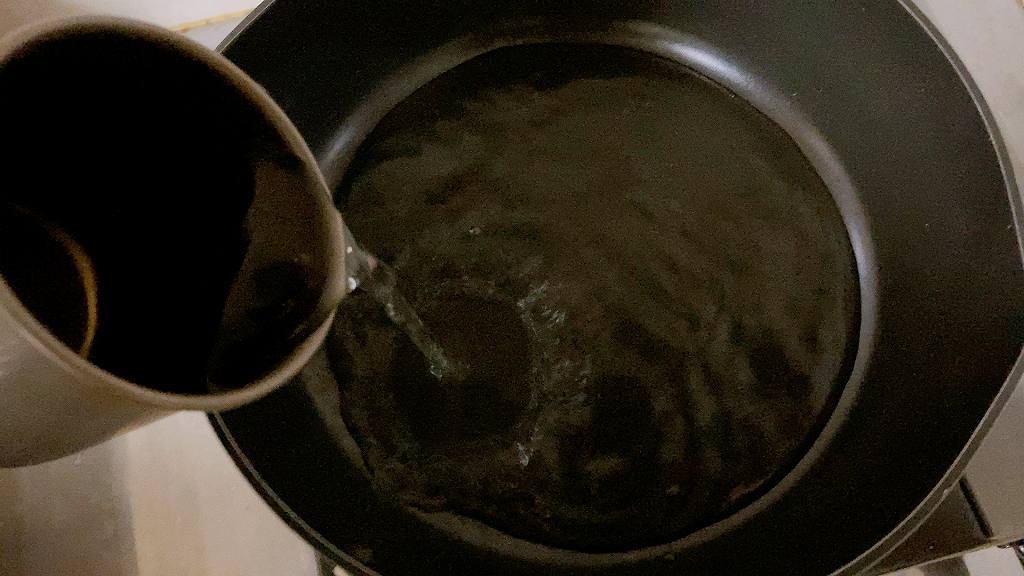 フライパンで水を沸かす