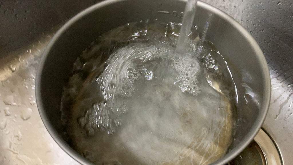 鍋洗う