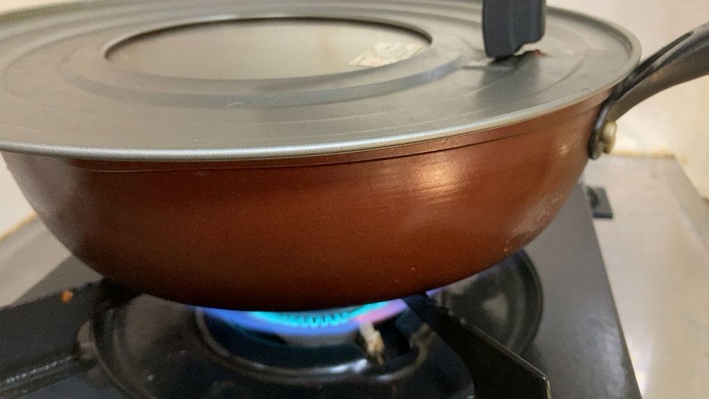 フライパンで湯を沸かす