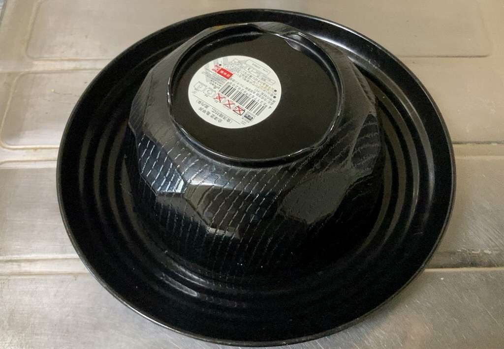 皿にひっくり返す