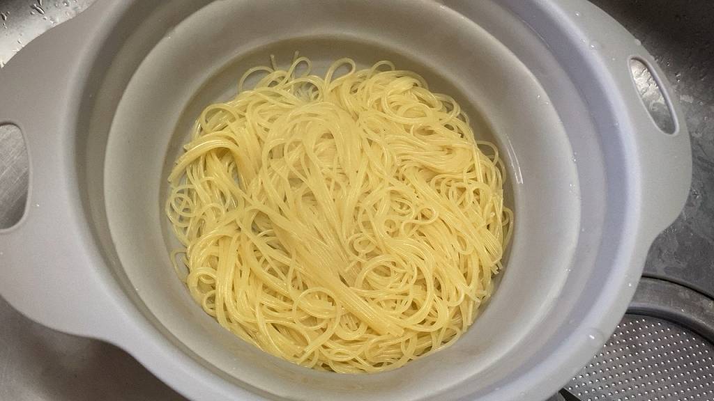 パスタを茹でる６