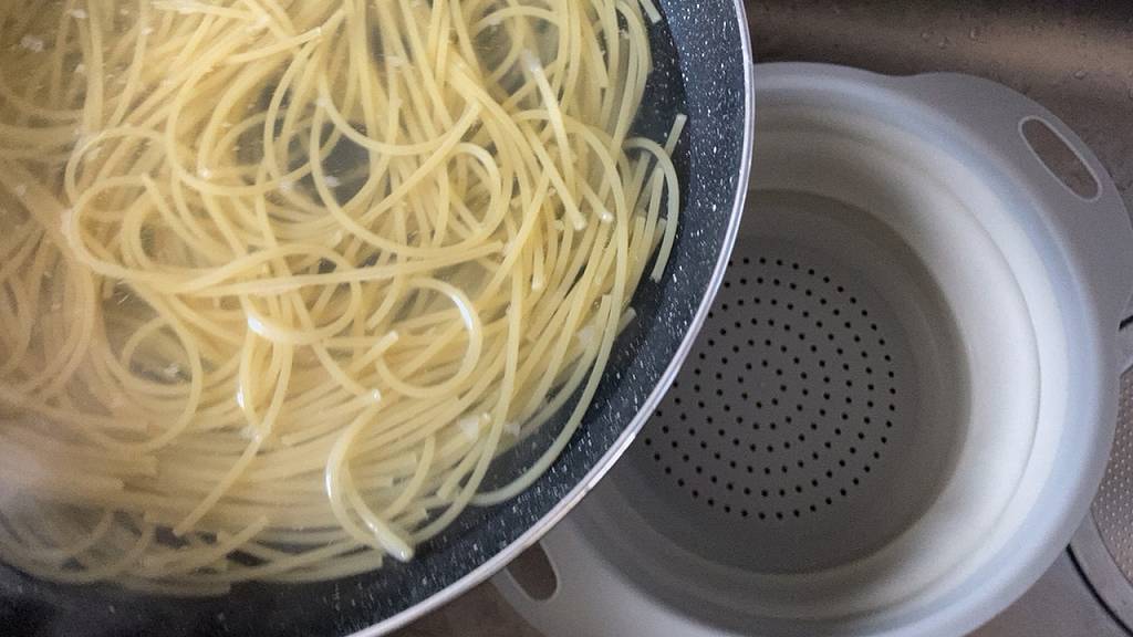 パスタを茹でる３