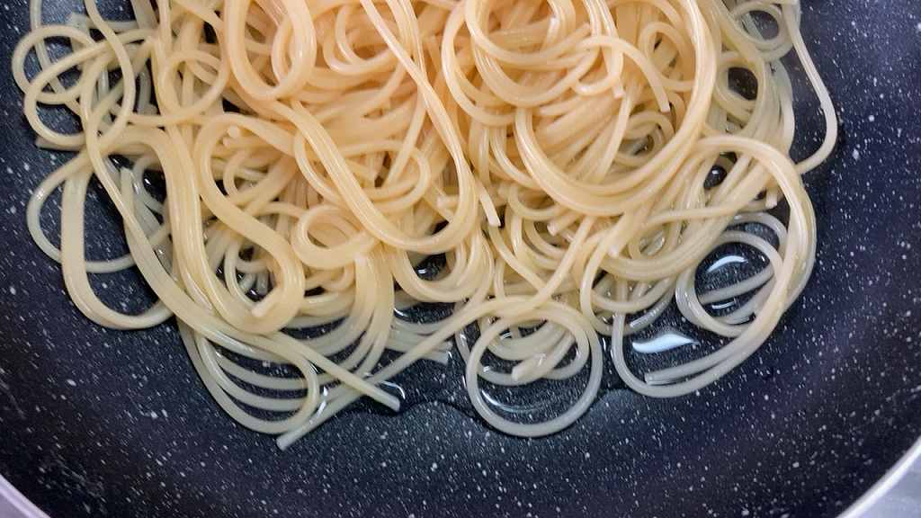 パスタを茹でる４