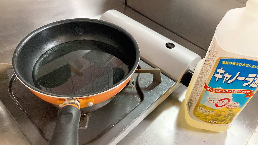 フライパンにサラダ油