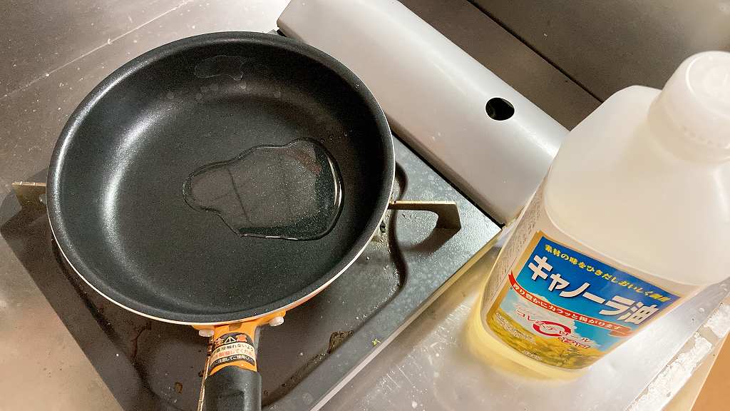 フライパンにサラダ油