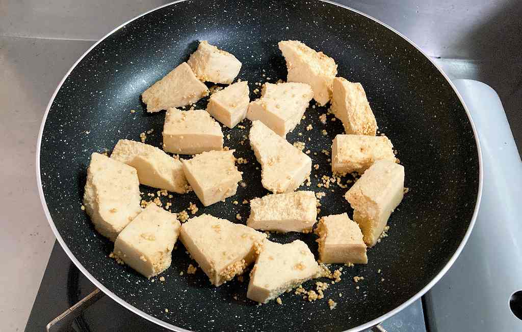 高野豆腐を炒める