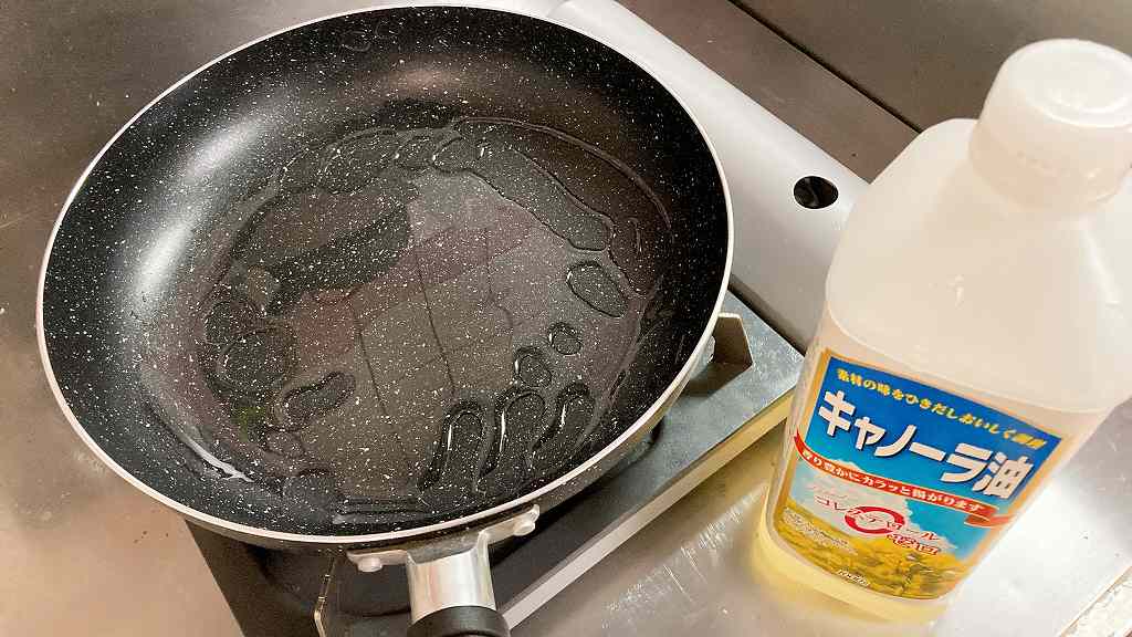 フライパンにサラダ油