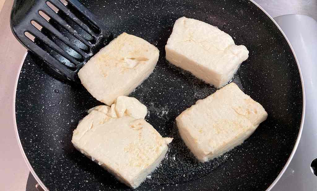 豆腐を炒める