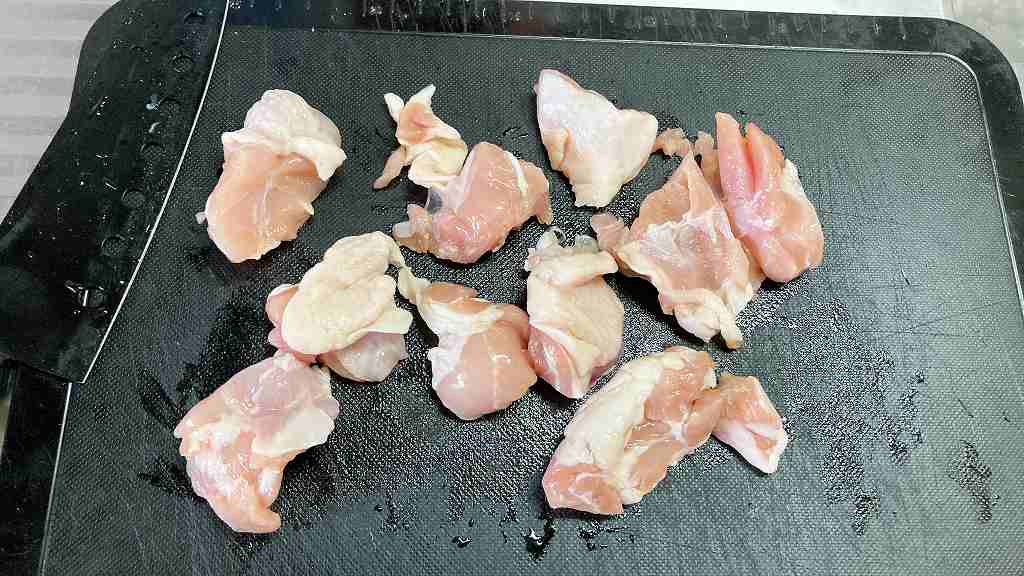 鶏もも肉をカット