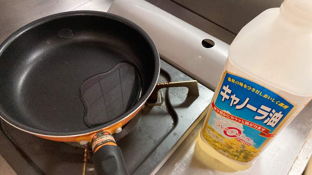 フライパンにサラダ油