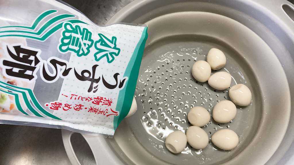 うずらの卵の水気を切る