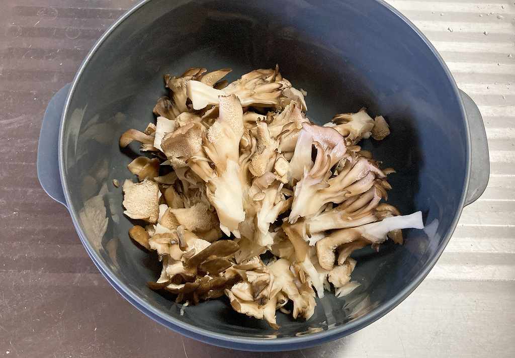 舞茸を千切る