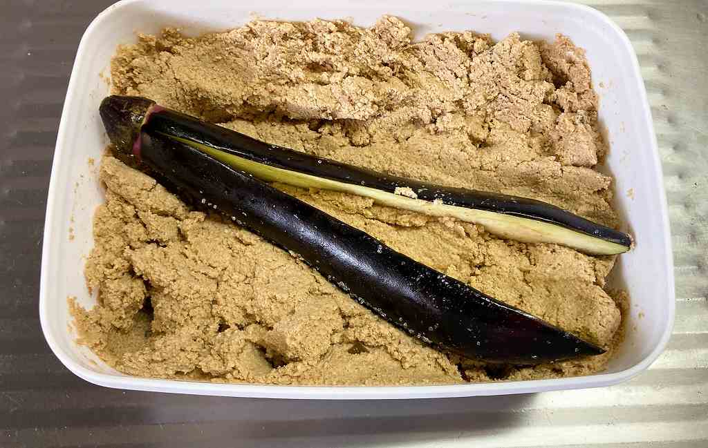 茄子を漬け込む