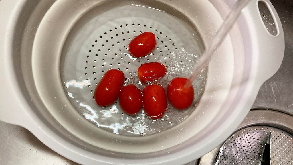 ミニトマトを洗う