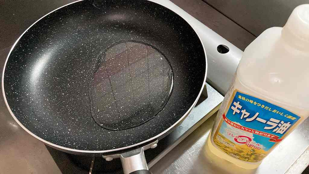 フライパンにサラダ油
