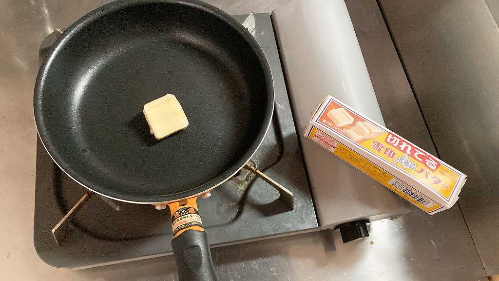 フライパンにバター