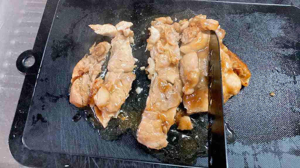 鶏ももをカット