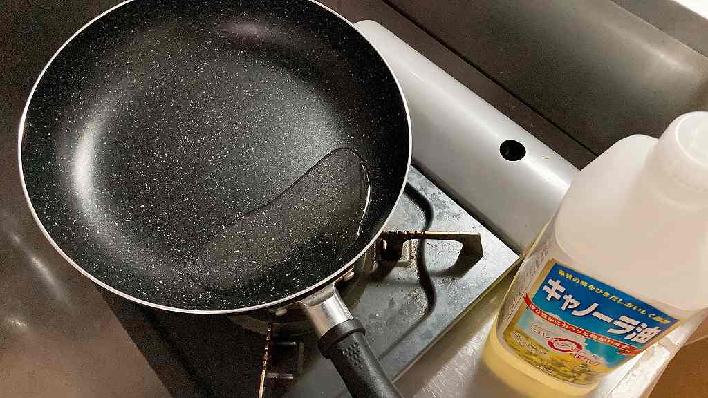 フライパンにサラダ油