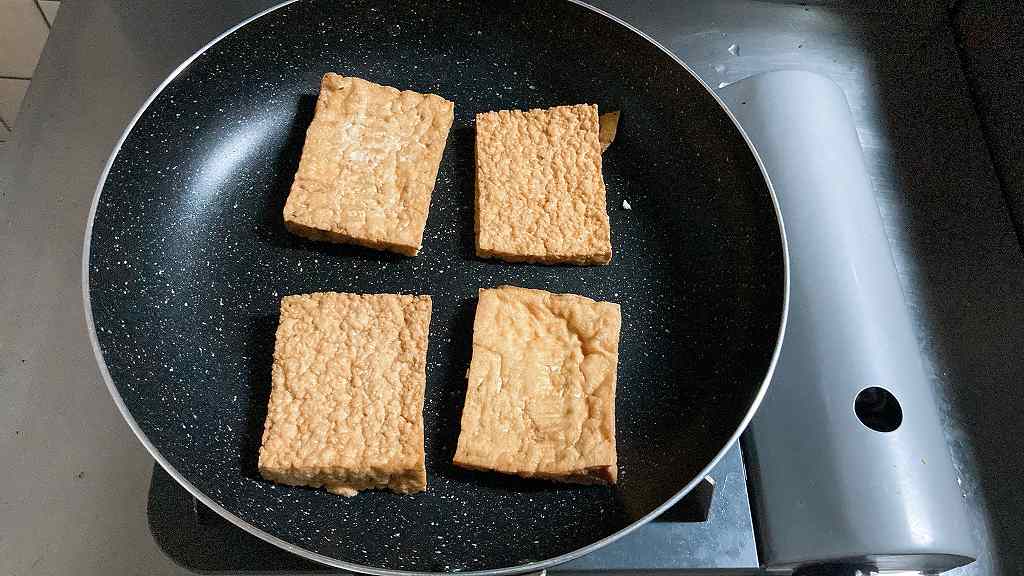 厚揚げを炒める