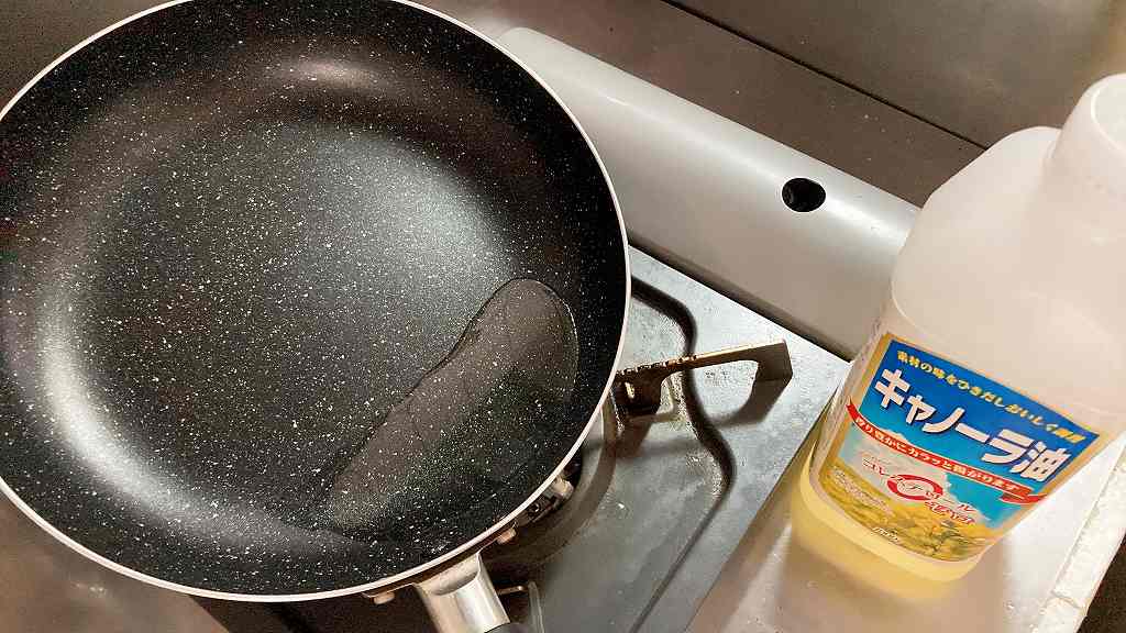 フライパンにサラダ油
