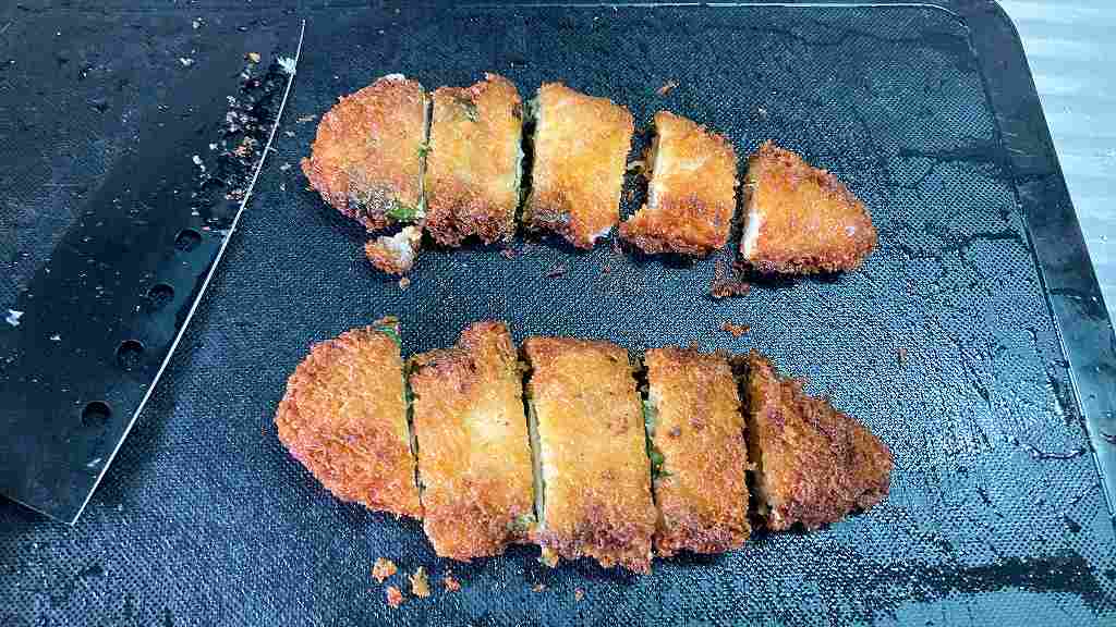 ササミしそカツをカット