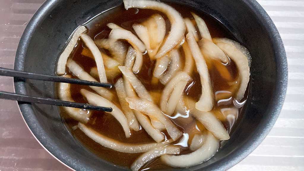 フライパンに調味料