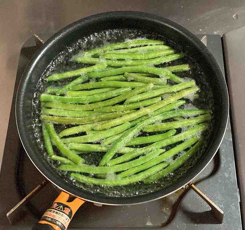 いんげんを茹でる