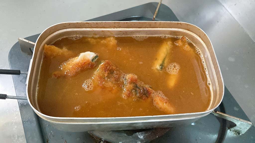 カツを煮込む