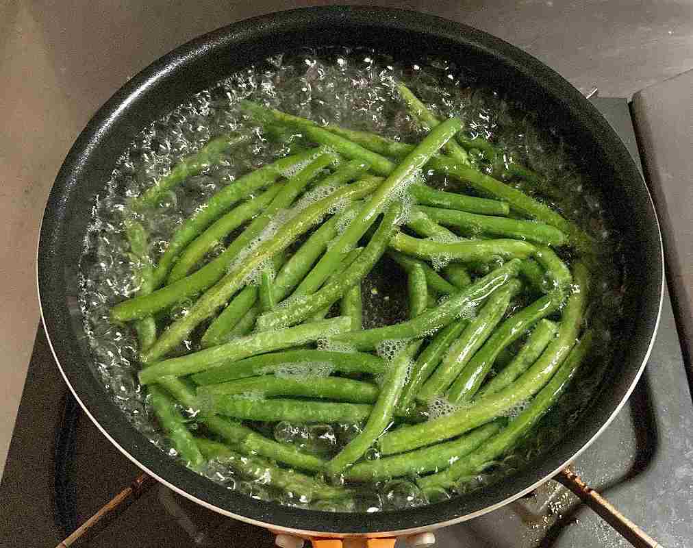 いんげん茹でる