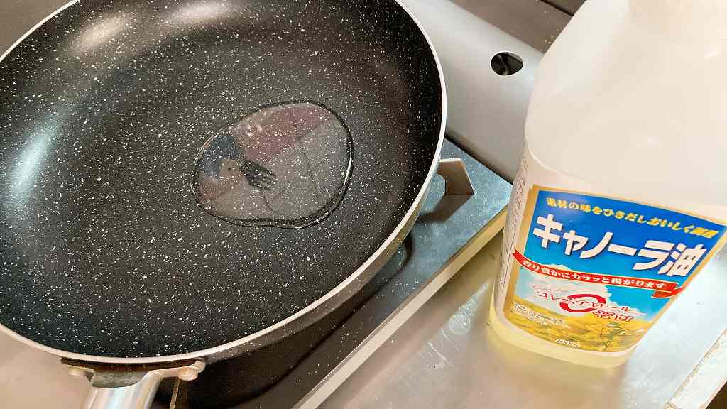 フライパンにサラダ油