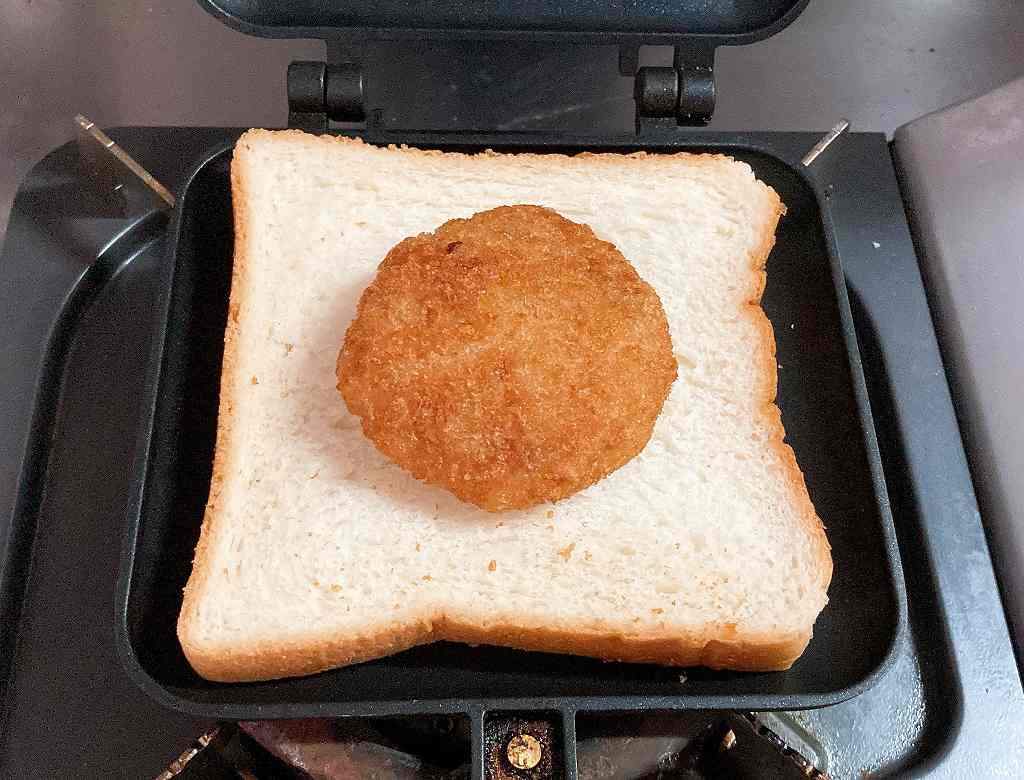 食パンにサーモンメンチカツオン
