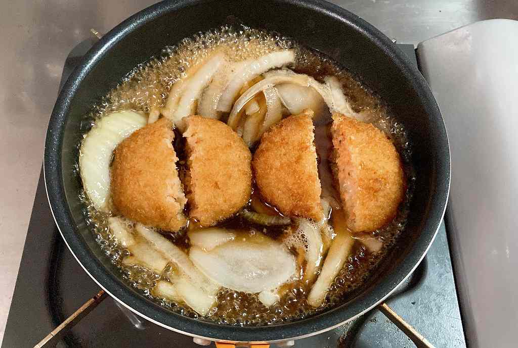 サーモンメンチカツを投入