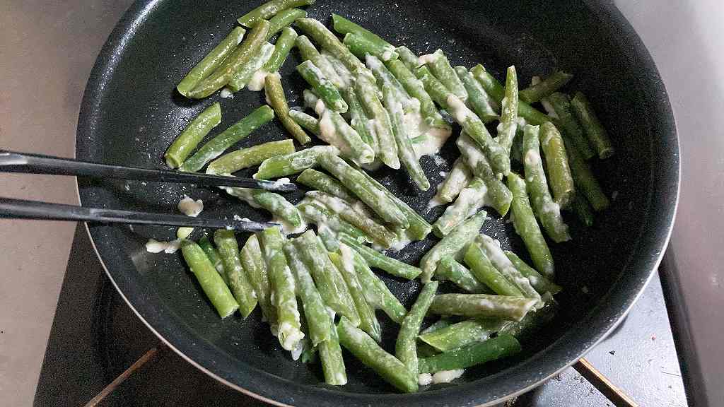 いんげんを炒める