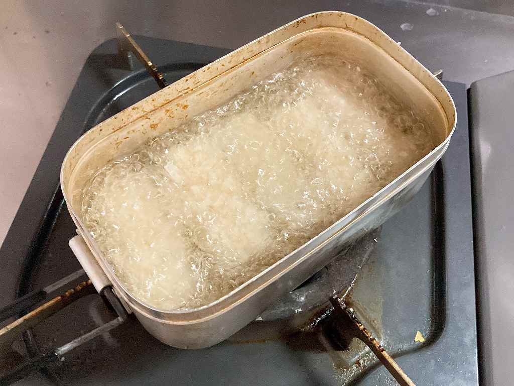 たらスティックフライを揚げる