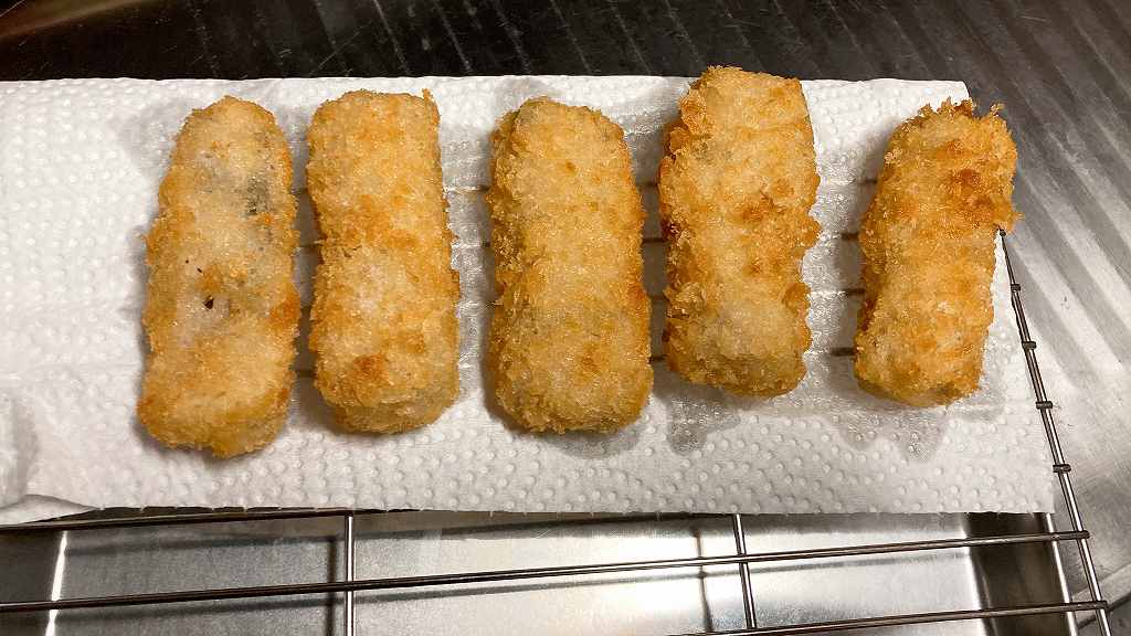 たらスティックフライを揚げる２