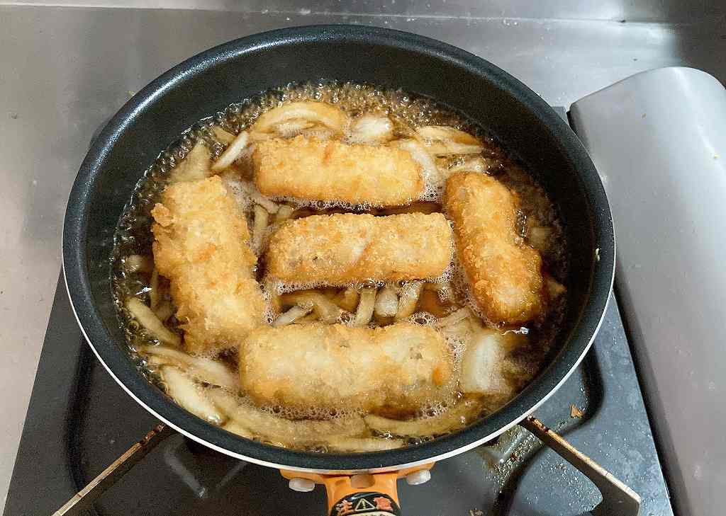 煮込む