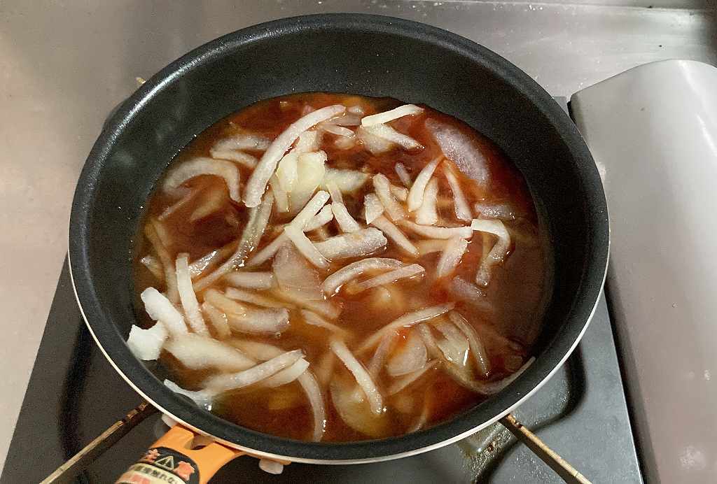 玉ねぎインして煮込む