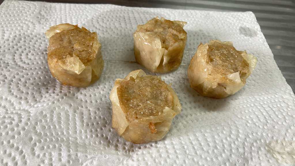 コスモス焼売を揚げる