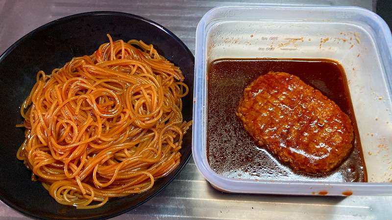 パスタを皿に