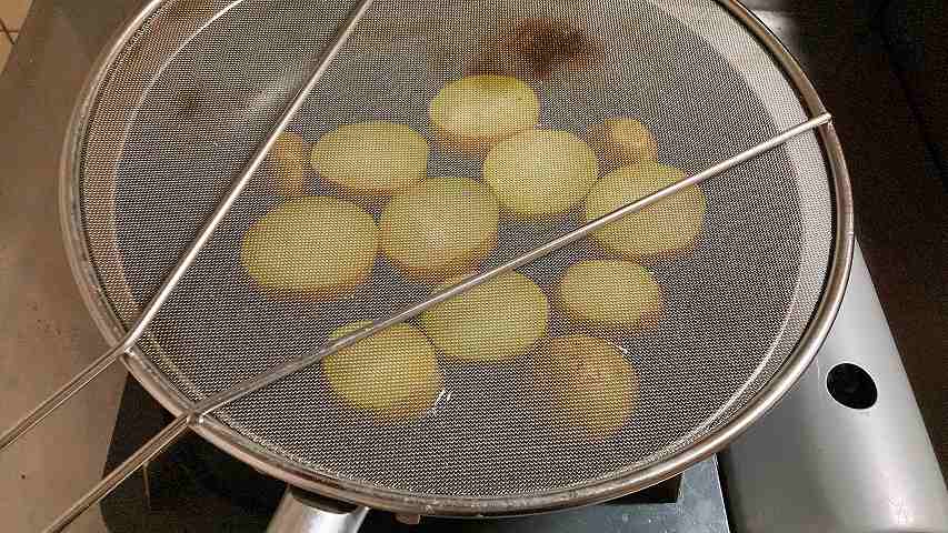 じゃがいもを炒める