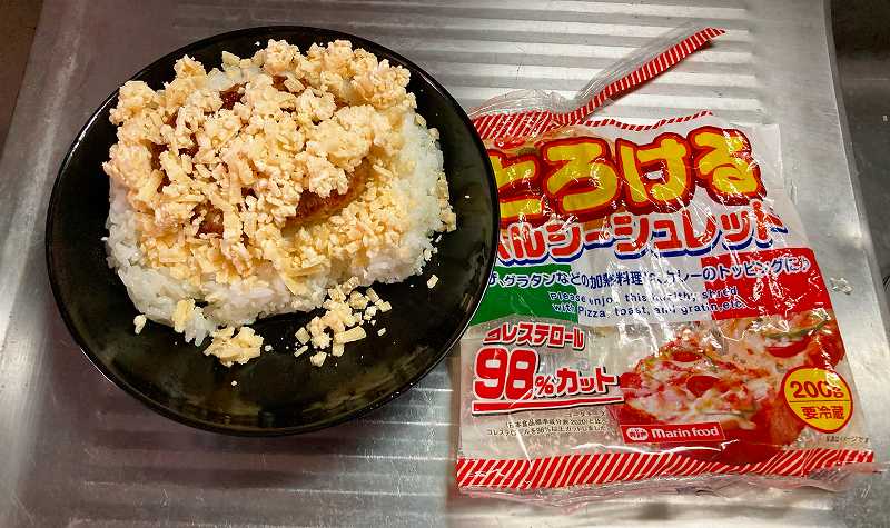 ご飯にハンバーグ＆チーズ