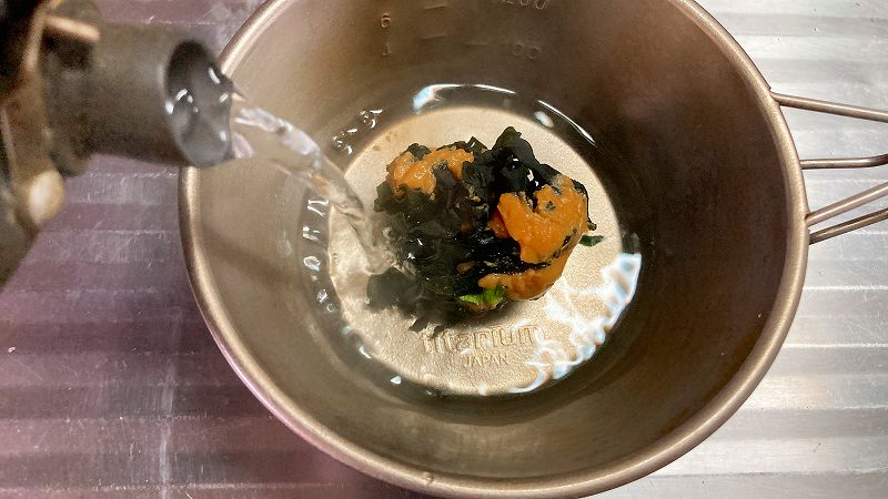 お湯を注ぐ