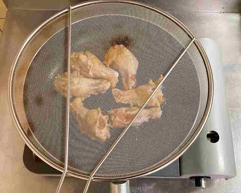手羽元を炒める