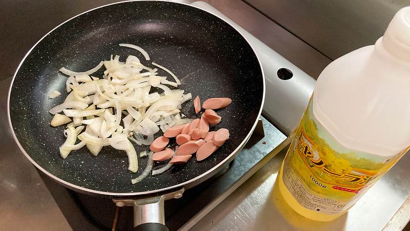 具材を炒める