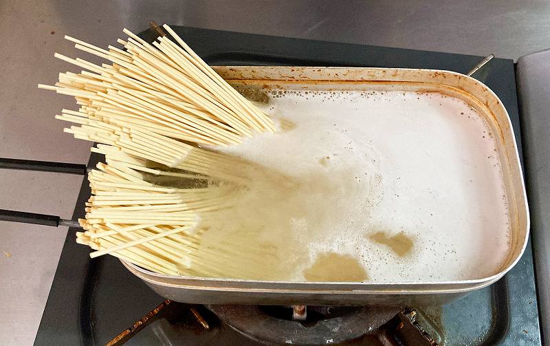 麺を茹でる